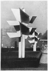 Der Wintergarten und die kubistischen Betonbäume auf der Art-déco-Ausstellung, aus „Art et Décoration“, veröffentlicht von Albert Lévy, Paris, 1925